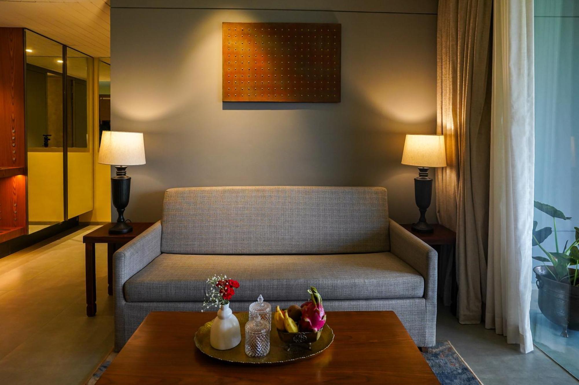 Radisson Resort And Spa Лонавла Екстер'єр фото A sofa in a hotel room