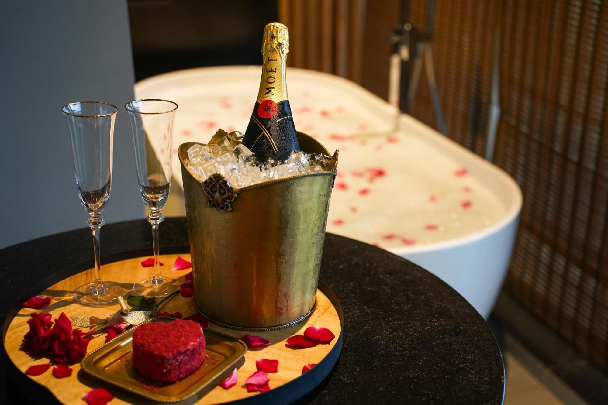 Radisson Resort And Spa Лонавла Екстер'єр фото A bottle of Moët & Chandon champagne