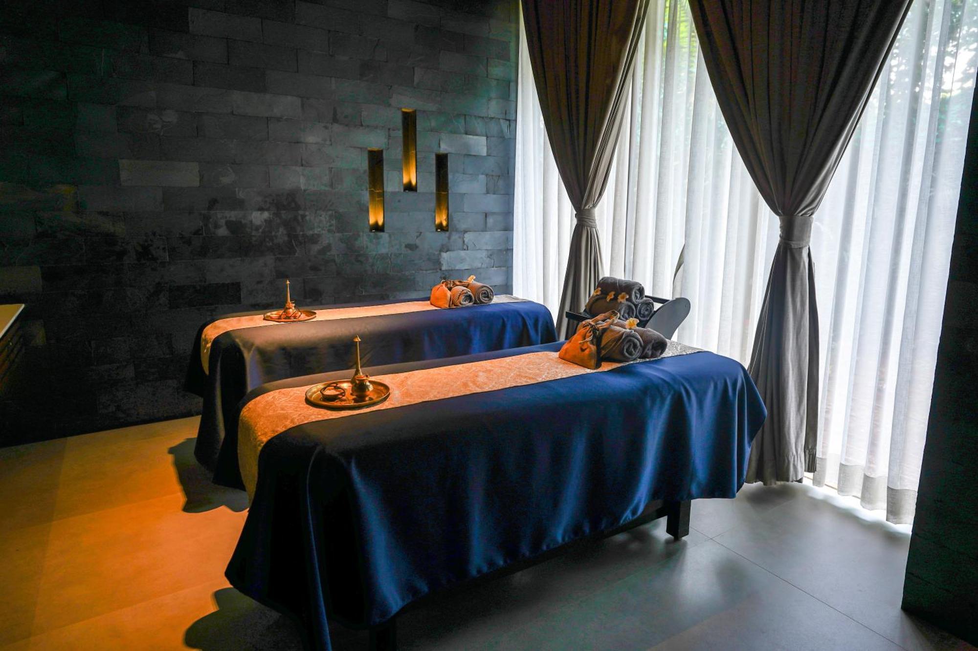 Radisson Resort And Spa Лонавла Екстер'єр фото Massage beds at a spa